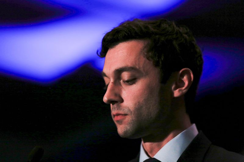 © Reuters. FILE PHOTO: Jon Ossoff addresses his supporters after his defeat in Georgia's 6th Congressional District special election in Atlanta