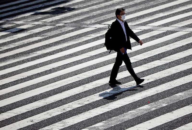 &copy; Reuters. Un uomo d&apos;affari giapponese attraversa le striscie pedonali a Tokyo in Giappone