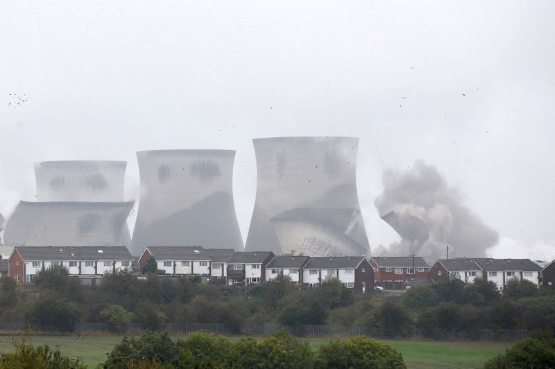 &copy; Reuters. FILE PHOTO: Cooling towers at the Ferrybridge Power Station collapse during demolition in Ferrybridge