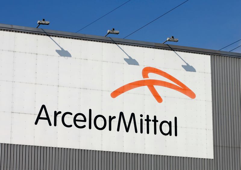 &copy; Reuters. Логотип компании ArcelorMittal около Льежа