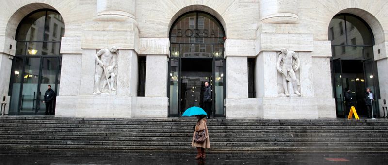 &copy; Reuters. Una donna passa accanto al palazzo della Borsa di Milano