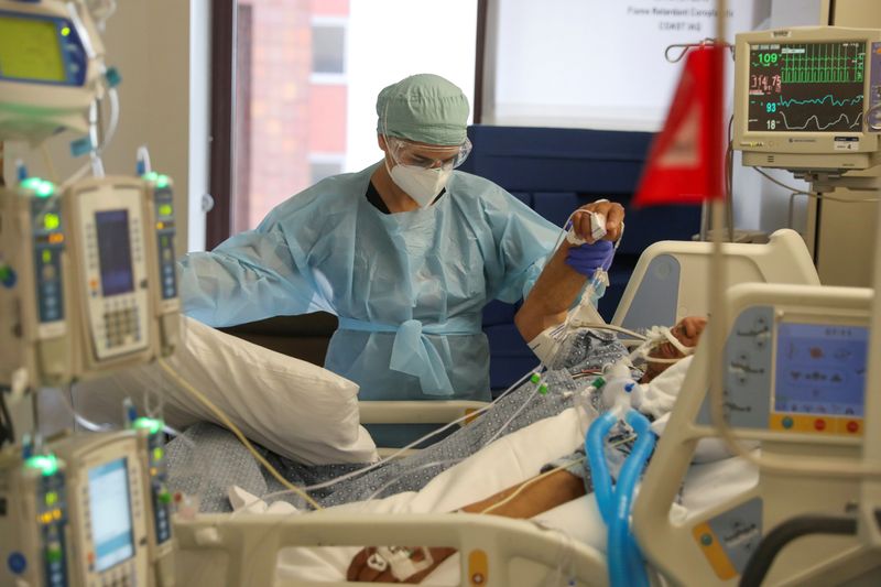 &copy; Reuters. FILE PHOTO: Co-director of the intensive care unit at CommonSpirit&apos;s Dignity Health California Hospital Medical Center, Dr. Zafia Anklesaria, attends to a COVID-19 patient