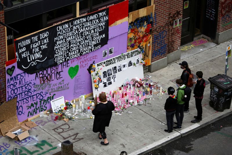 &copy; Reuters. People stand in front of a makeshift memorial as protesters rally against racial inequality in Seattle