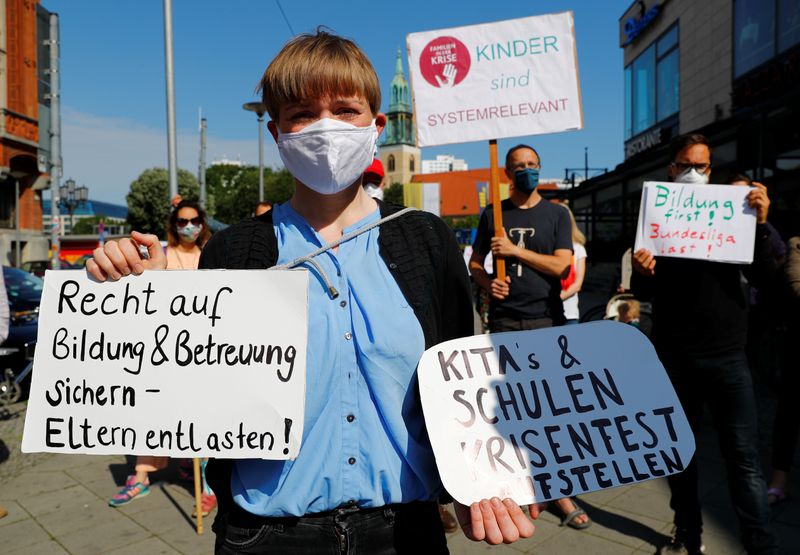 &copy; Reuters. Parents demonstrate for the citywide opening of all kindergartens and schools following the coronavirus disease (COVID-19) outbreak in Berlin