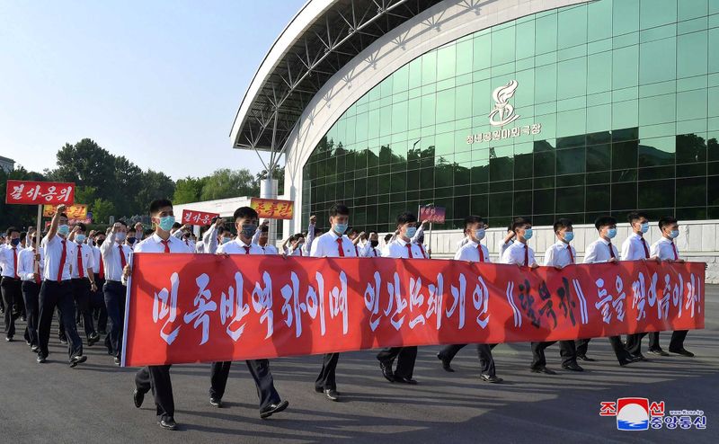 &copy; Reuters. Jóvenes estudiantes con mascarillas participan de una manifestación en Pyongyang en contra desertores a Corea del Sur y Estados Unidos. Imagen provista por agencia de noticias estatal KCNA el 9 de junio, 2020. KCNA via REUTERS. ATENCIÓN EDITORES: ESTA 