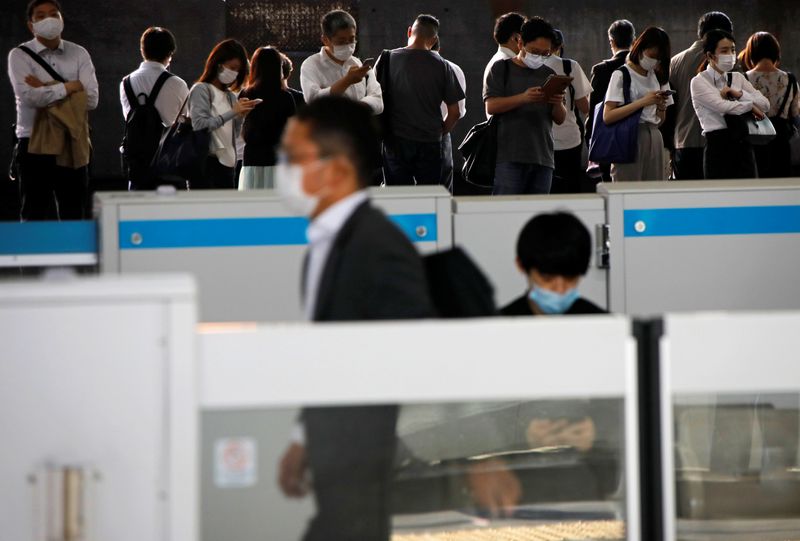 © Reuters. Foto del martes de un grupo de personas esperando la llegada de un tren en Tokio en medio de la pandemia de coronavirus