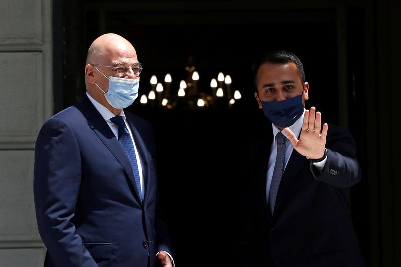 © Reuters. اليونان وإيطاليا توقعان اتفاقا حول الحدود البحرية
