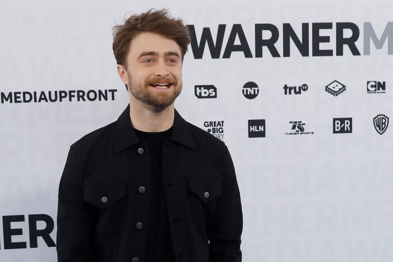 &copy; Reuters. Actor Daniel Radcliffe poses as he arrives at the WarnerMedia Upfront event in New York