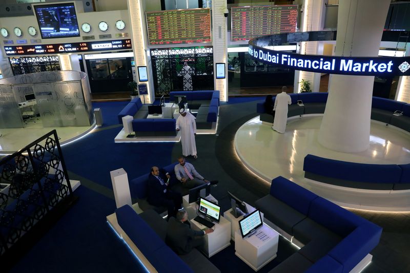 &copy; Reuters. البيع لجني الأرباح يضغط على بورصة دبي والسعودية تصعد بدعم مكاسب أسهم البنوك