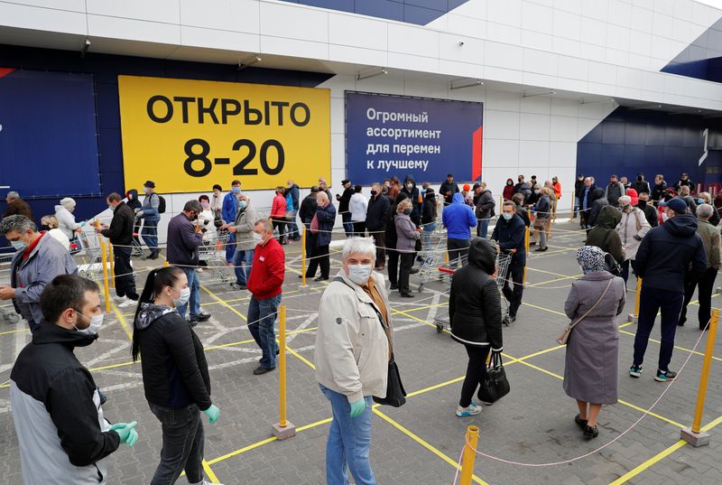 &copy; Reuters. Люди в очереди в строительный магазин после смягчения связанных с коронавирусом ограничений в Калининграде