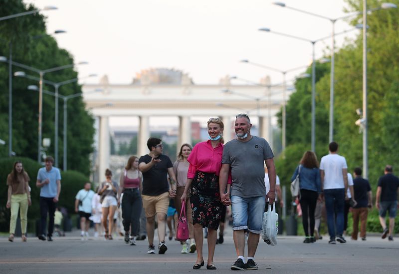 &copy; Reuters. Pessoas caminham por parque de Moscou