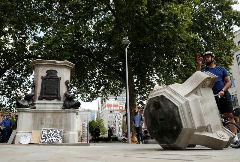 &copy; Reuters. Base da estátua de Edward Colston, que foi derrubada por manifestante antirracistas em Bristol, no Reino Unido