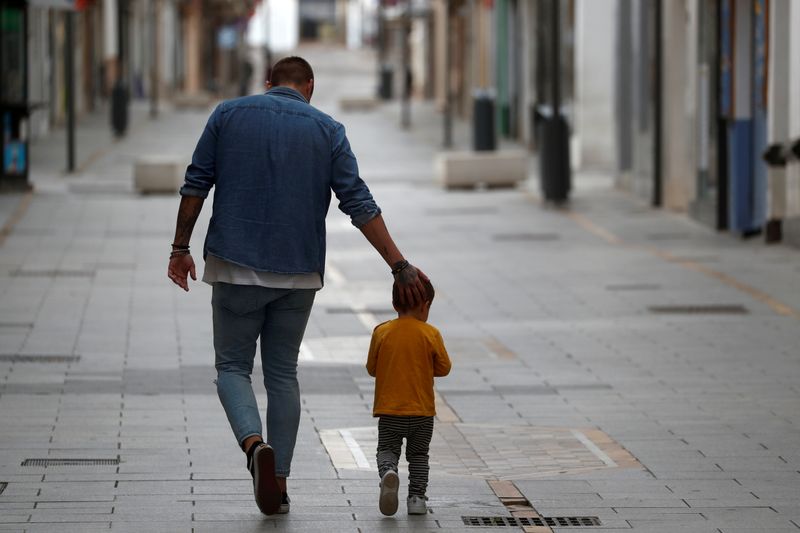 &copy; Reuters. FOTO DE ARCHIVO: Un hombre y su hijo pasean por una calle de Ronda