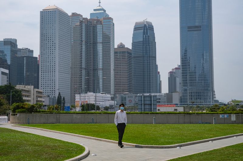 © Reuters. A man with a protective face mask takes his lunch breaks at the financial Central district, following the coronavirus disease (COVID-19) outbreak, in Hong Kong