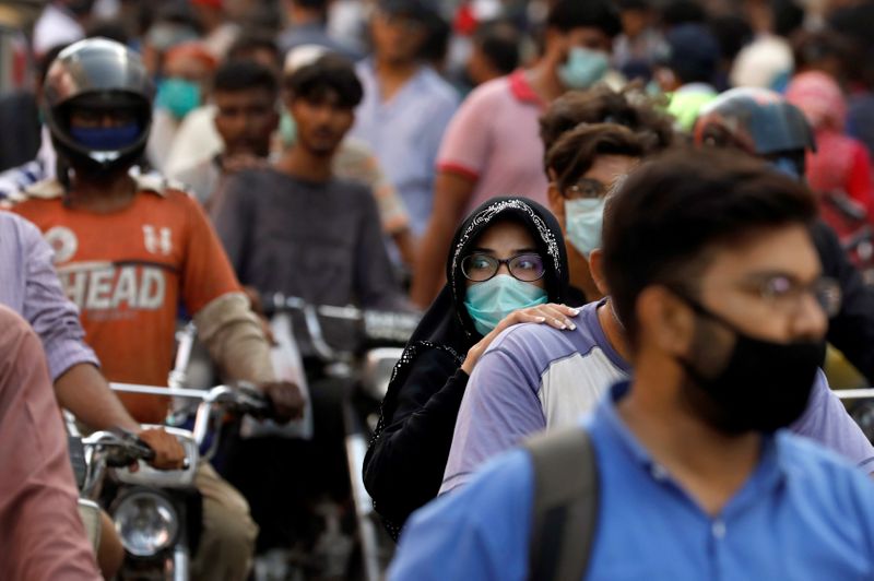 © Reuters. FILE PHOTO: Outbreak of the coronavirus disease (COVID-19) in Karachi