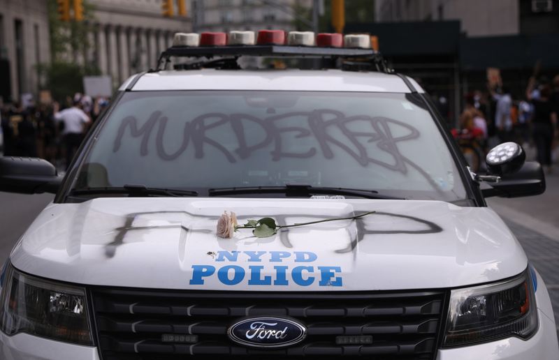 © Reuters. توجيه اتهام بالاعتداء لضابط شرطة في نيويورك دفع محتجة وطرحها أرضا