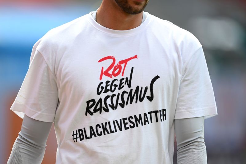 &copy; Reuters. Foto ilustrativa del futbolista del Bayern Munich Sven Ulreich usando una camiseta con una consigna contra el racismo antes del partido de su equipo ante Bayer Leverkusen por la Bundesliga