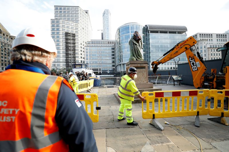 © Reuters. Funcionários removem estatua de Robert Milligan em praça de Londres