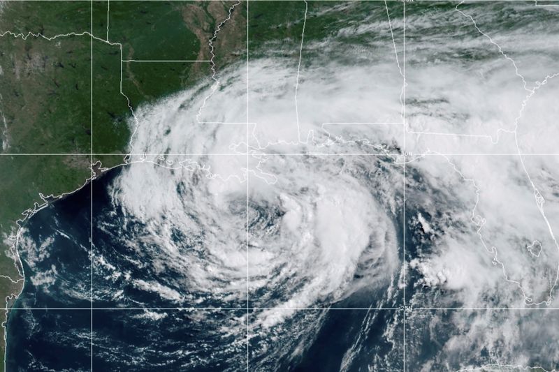 &copy; Reuters. La Tormenta Tropical Cristóbal sobre el Golfo de México en una imagen satelital tomada el 7 de junio de 2020