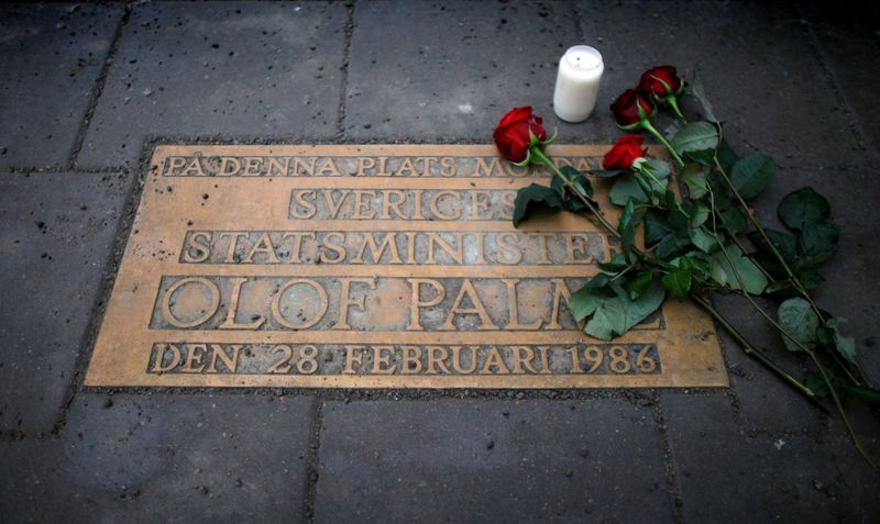 &copy; Reuters. FILE PHOTO: Roses are laid on a plaque marking the location where Swedish Prime Minister Olof Palme was killed 25 years ago in Stockholm