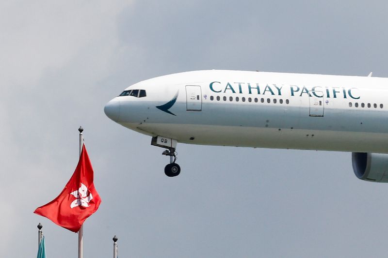 © Reuters. FILE PHOTO: FILE PHOTO: A Cathay Pacific Boeing 777 plane lands at Hong Kong airport