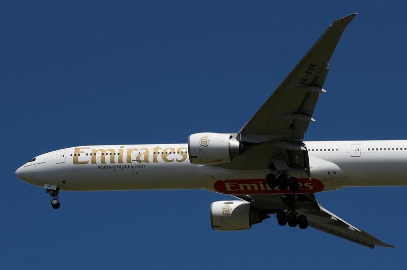 &copy; Reuters. FILE PHOTO: An Emirates passenger plane comes in to land at London&apos;s Heathrow airport
