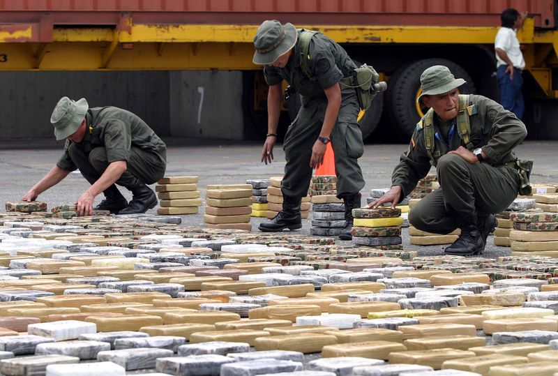 &copy; Reuters. Foto de archivo. Policías organizan paquetes repletos de cocaína en el puerto de Buenaventura