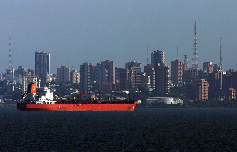 &copy; Reuters. Imagen de archivo. Un petrolero espera en la costa occidental del Lago Maracaibo, en Venezuela.