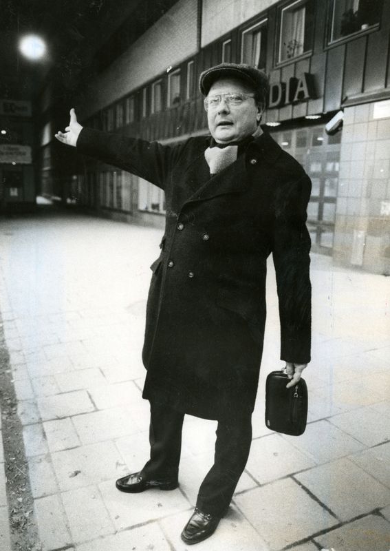 © Reuters. Stig Engstrom gestures outside Skandias office in Stockholm