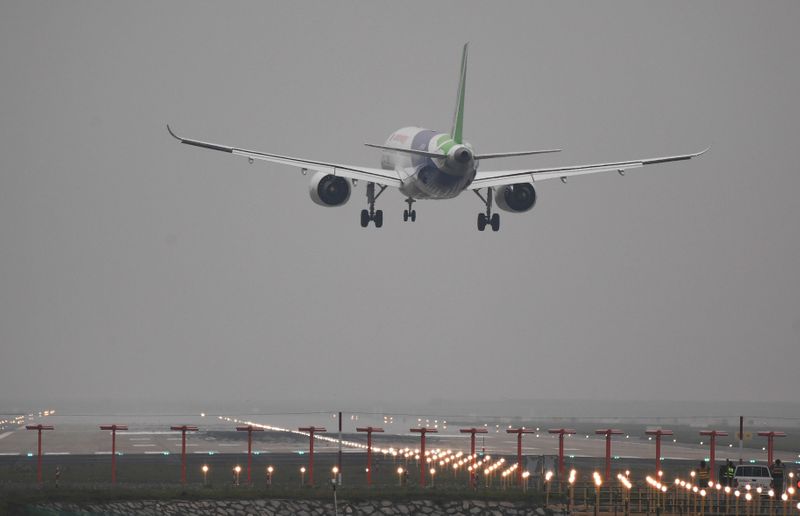 &copy; Reuters. FILE PHOTO: The Comac C919, China&apos;s first large passenger jet, lands on its maiden flight at Shanghai&apos;s Pudong airport