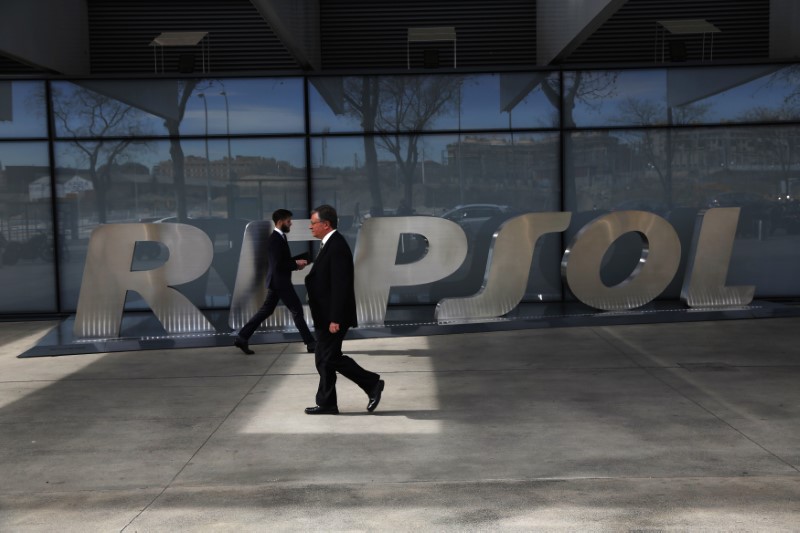 &copy; Reuters. FOTO DE ARCHIVO: El logotipo de Repsol en Madrid