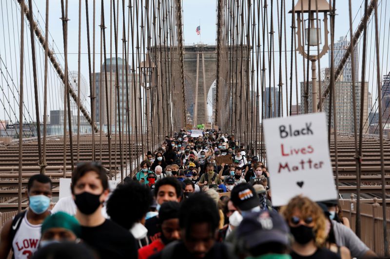 © Reuters. FILE PHOTO: Demonstrators march across Brooklyn Bridge against the death in Minneapolis police custody of George Floyd in Brooklyn New York