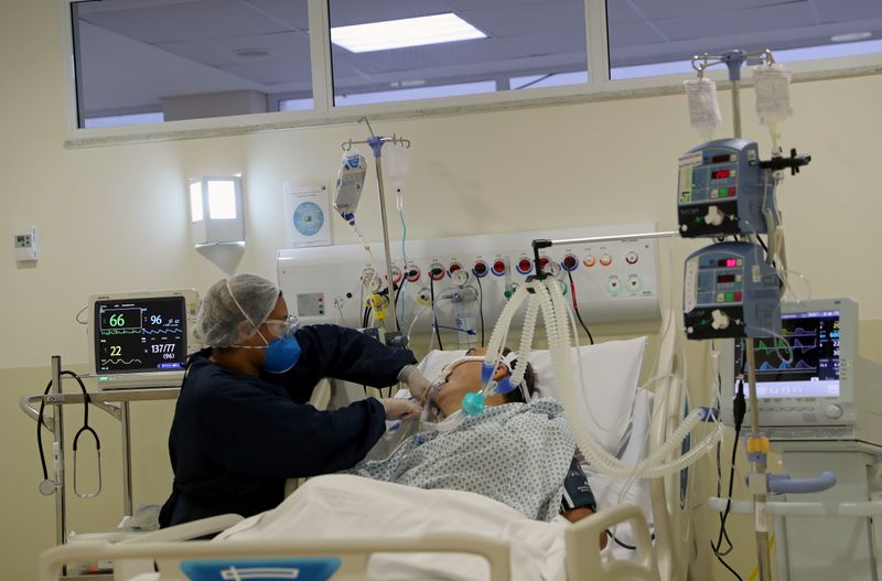 &copy; Reuters. Enfermeira monitora paciente internado na UTI de hospital em São Paulo após contrair Covid-19