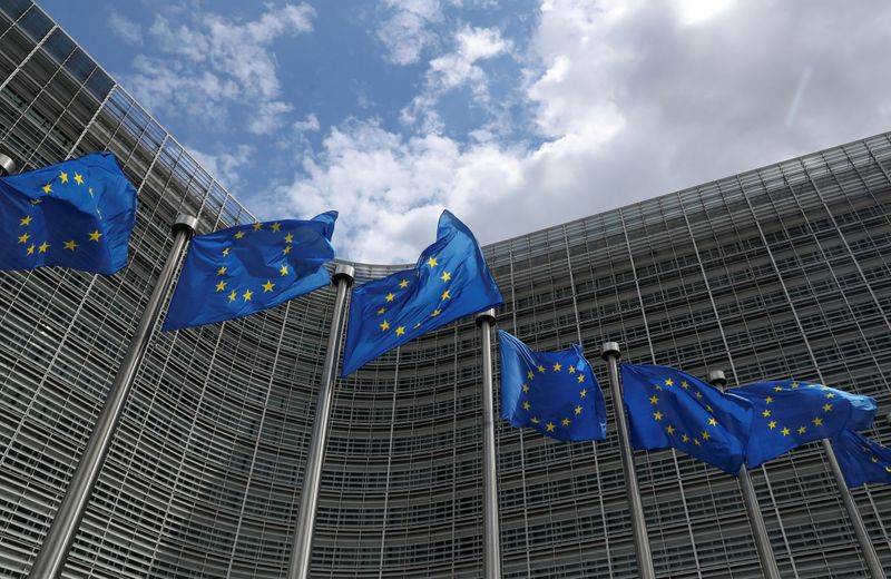 &copy; Reuters. Bandiere fuori dal quartier generale della Commissione europea a Bruxelles, 5 giugno 2020