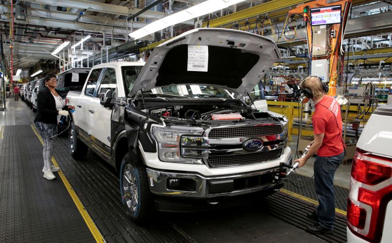 © Reuters. FILE PHOTO: A 2018 F150 pick-up truck moves down the assembly line at Ford's Dearborn Truck Plant during the 100-year celebration of the Ford River Rouge Complex in Dearborn