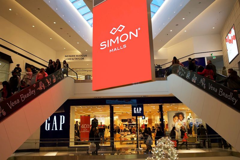 &copy; Reuters. Shoppers ascend and descend escalators at the King of Prussia Mall, owned by Simon Property Group, United State&apos;s largest retail shopping space, in King of Prussia