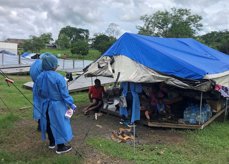 &copy; Reuters. Agentes de saúde inspecionam barraca de imigrantes africanos em Darien, no Panamá