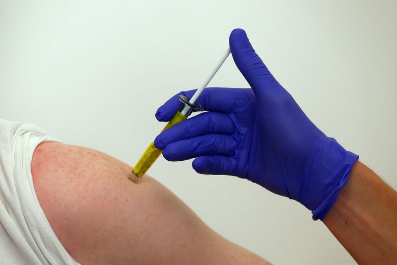 &copy; Reuters. Voluntário recebe candidata a vacina para Ebola desenvolvida em Oxford