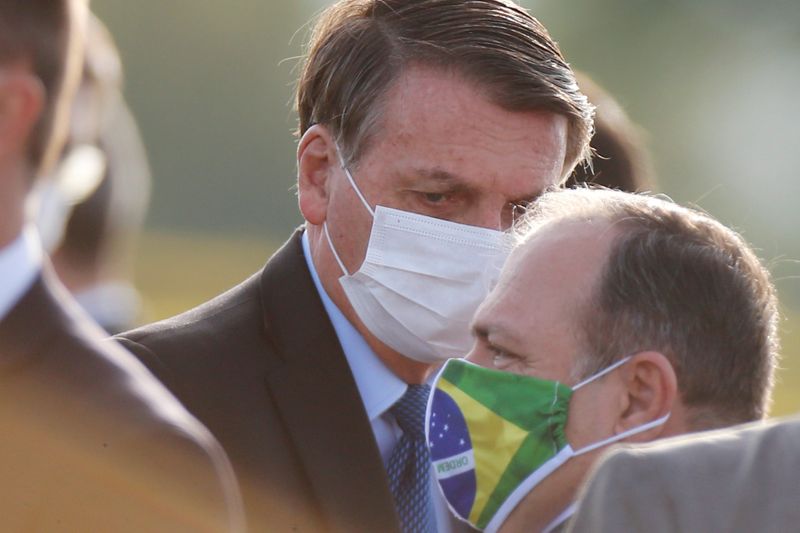 &copy; Reuters. Presidente Jair Bolsonaro e ministro interino da Saúde, Eduardo Pazuello