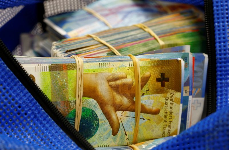 &copy; Reuters. Bundles of unsorted Swiss franc banknotes lie in a transport bag at a Swiss bank in Zurich