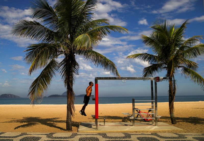 &copy; Reuters. Homem faz exercícios na praia de Ipanema, no Rio de janeiro