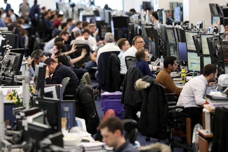 © Reuters. Traders work on the trading floor of Barclays Bank at Canary Wharf in London