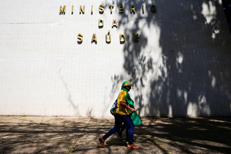 &copy; Reuters. Manifestante de apoio ao governo passa em frente ao Ministério da Saúde, em Brasília