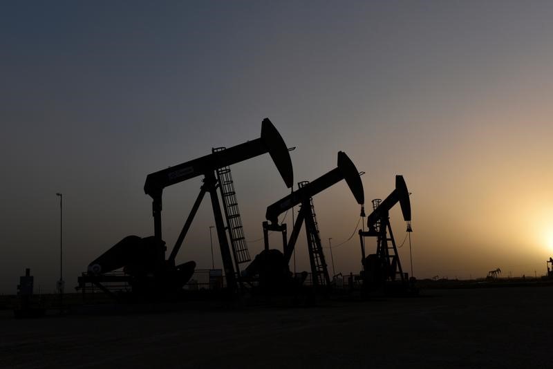 &copy; Reuters. 原油先物は小幅高、米原油在庫の増加で供給過剰懸念くすぶる