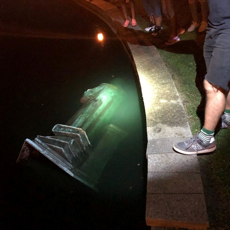 &copy; Reuters. Estátua de Cristóvão Colombo derrubada por manifestantes e jogada em lago em Richmond, no EUA