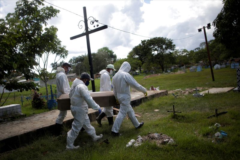 &copy; Reuters. Enterro de vítima da Covid-19 em cemitério de Breves, na ilha de Marajó, no Pará