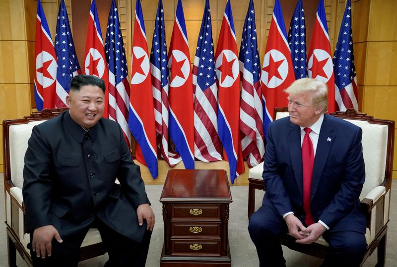 © Reuters. FILE PHOTO: Trump meets with North Korean leader Kim Jong Un at the DMZ on the border of North and South Korea