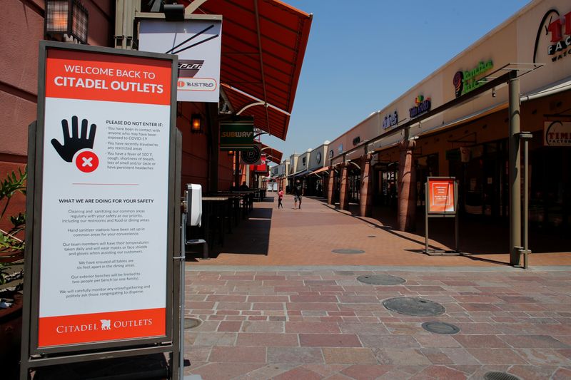 &copy; Reuters. FILE PHOTO: Shopping malls reopen during COVID-19 outbreak in California