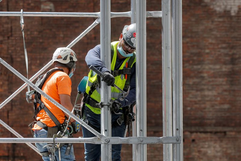 &copy; Reuters. FILE PHOTO: Construction workers assemble a scaffold at a job site, as phase one of reopening after lockdown begins, during the outbreak of the coronavirus disease (COVID-19) in New York