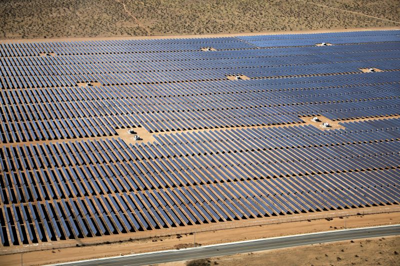 &copy; Reuters. FILE PHOTO: An array of solar panels is seen in the desert near Victorville